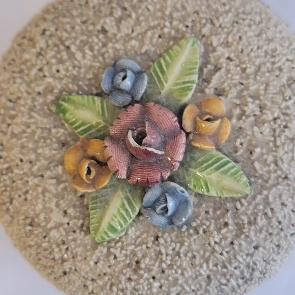 Vintage round trinket stash vanity powder box ceramic flowers spaghetti texture